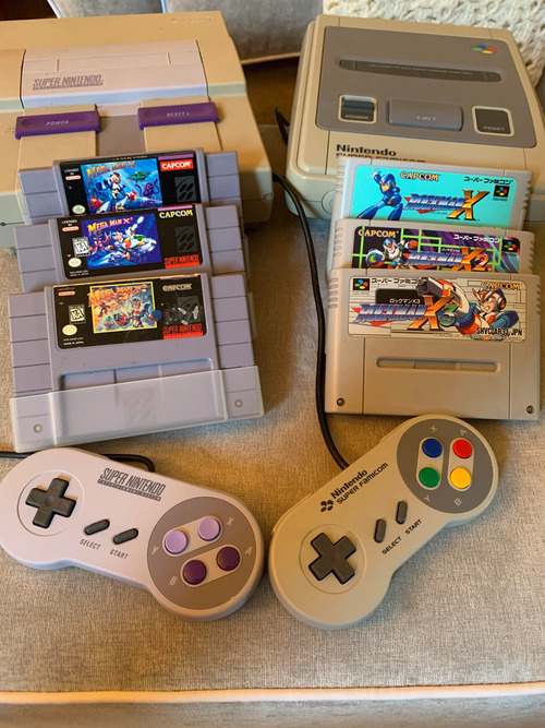 SNES y Super Famicom con sus respectivas versiones de juegos