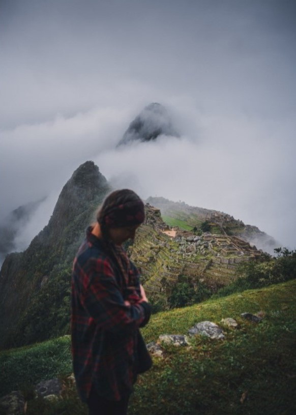 Vista panorámica de Machu Picchu desde el ángulo de una turista