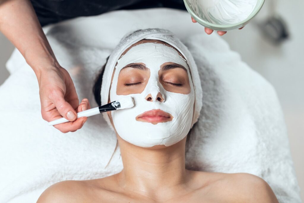 persona recibiendo tratamiento facial básico con mascarilla termal