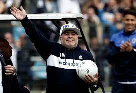 diego armando Maradona emocionado en su primer partido como director técnico de gimnasia y esgrima la plata por el cálido recibimiento de la gente 