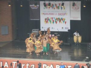 Festival de danza en Bogotá. Personas bailando sobre el escenario