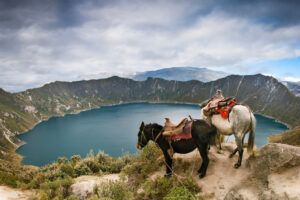 Caballos en la laguna de Quilotoa