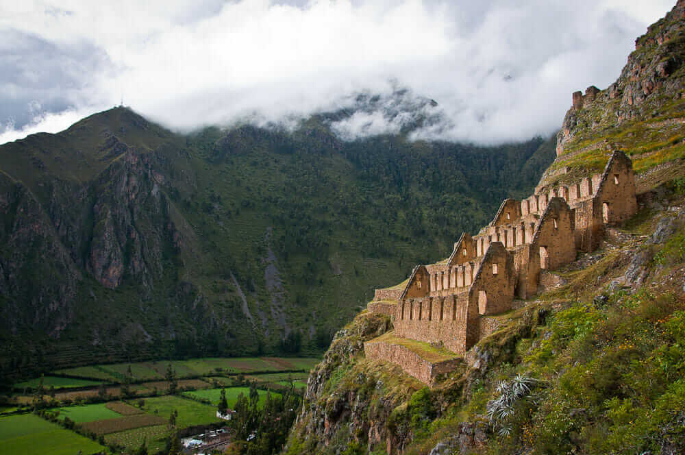 Grandes montañas y ruinas de Perú. 