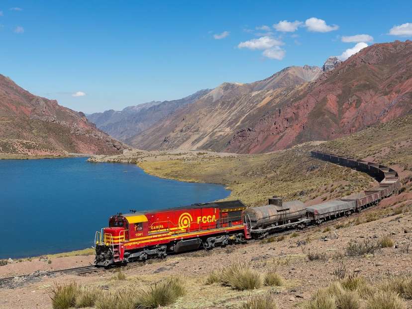 tren sobre montaña