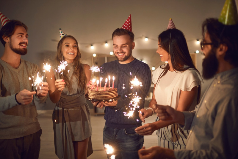 personas apagando velas contentas