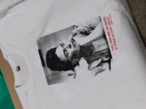 serigrafia en remera blanca