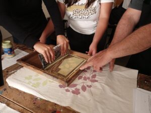 estudiantes haciendo serigrafia