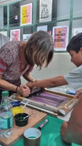 estudiantes trabajando en serigrafia