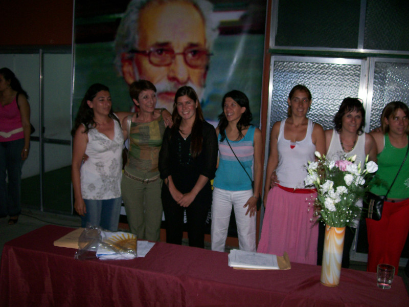 Alicia Andrade con sus alumnos egresados de cocina para comedores